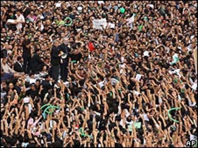 موسوي يخطب في حشد كبير من المتظاهرين في طهران مؤخرا