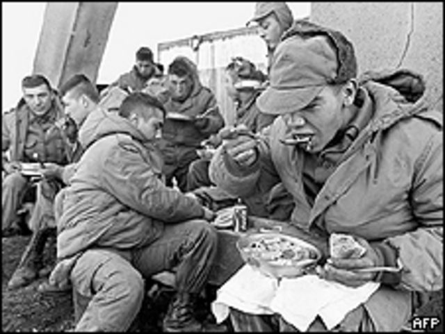 Soldados argentinos a la hora de comer en Malvinas, 1982