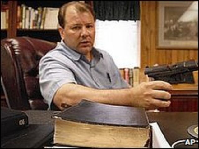 PR: pastor abençoa armas que vão proteger a população; veja