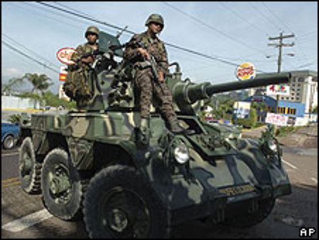 Militares en las calles de Tegucigalpa, Honduras.