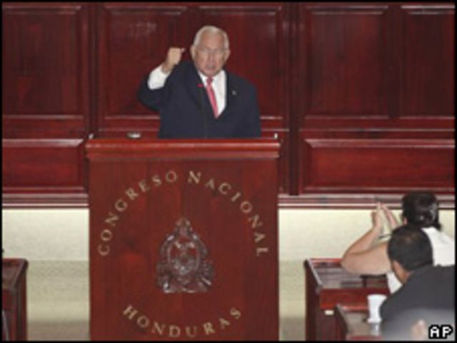 Roberto Micheletti, titular del Congreso, después de jurar como presidente de Honduras.