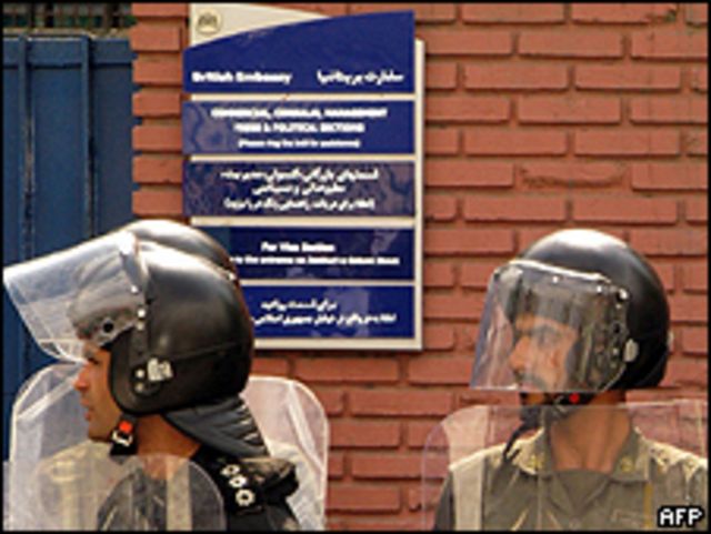 Policía iraní frente a la embajada británica en Teherán / Foto de archivo