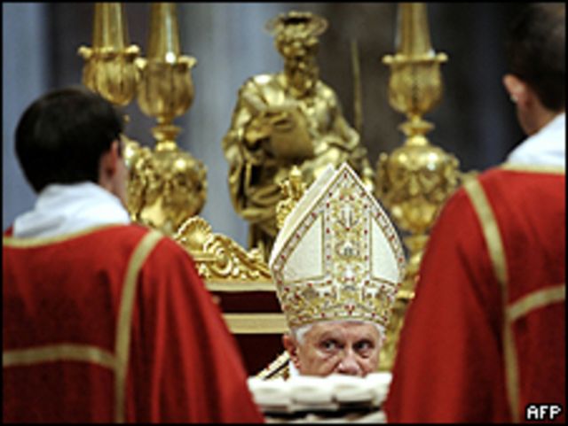 Benedicto XVI celebrando misa en San Pablo Extramuros