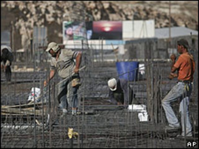 Nuevas construcciones en el asentamiento de Adam.