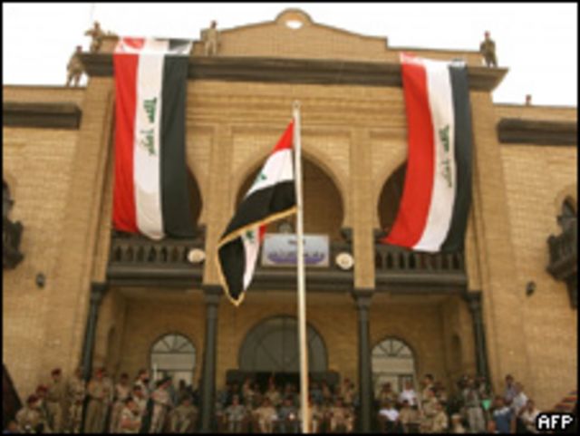 Acto militar frente al Ministerio iraquí de Defensa