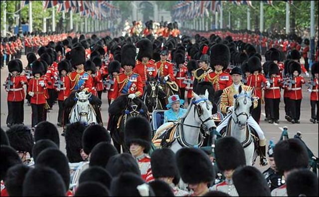 Reina Isabel durante un desfile en el Palacio de Buckingham.