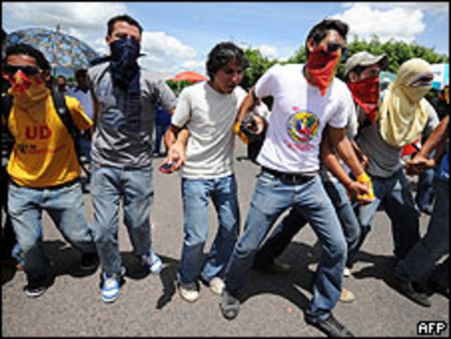 Protesta contra el gobierno provisional