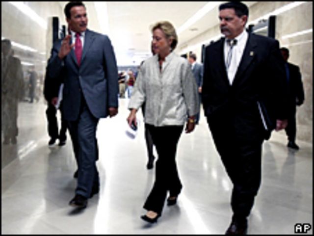El gobernador de California, Arnold Schwarzenegger,  saluda a turistas