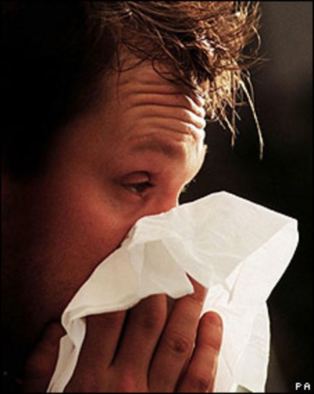 Hombre con gripe (foto de archivo)