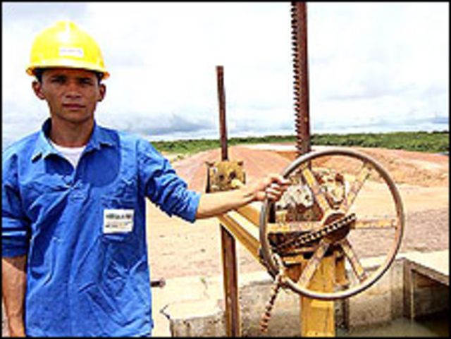 Un empleado de la cooperativa junto al sistema de acequias para riego