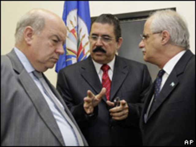 José Miguel Insulza, titular de la OEA, Manuel Zelaya, depuesto presidente de Honduras, y Jorge Taiana, canciller argentino. 