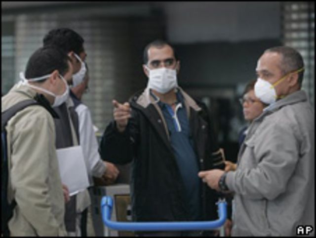Turistas con mascarillas en Argentina.