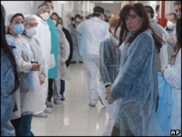 Cristina Fernández, presidenta de Argentina, visita un hospital.