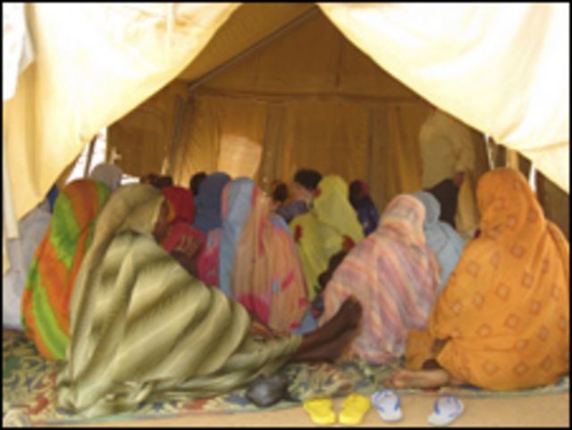 نساء من دارفور في مخيمهن