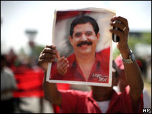 أحد أنصار الرئيس المخلوع يرفع صورته أثناء مسيرة تأييد (04/07/09)