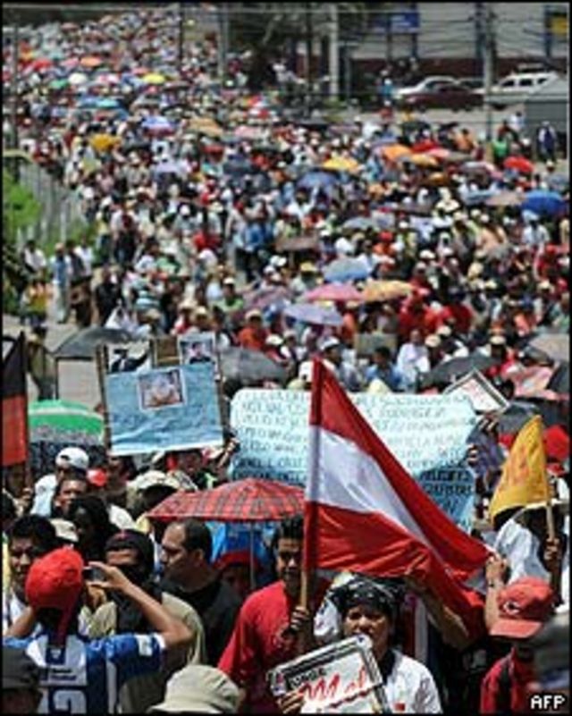 Seguidores de Zelaya marchan hacia el aeropuerto de Toncontin en Tegucigalpa