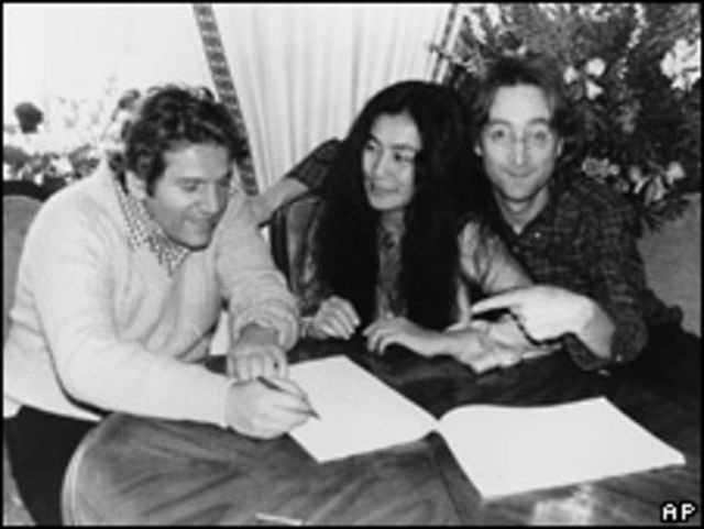 Allen Klein junto a John Lennon y Yoko Ono