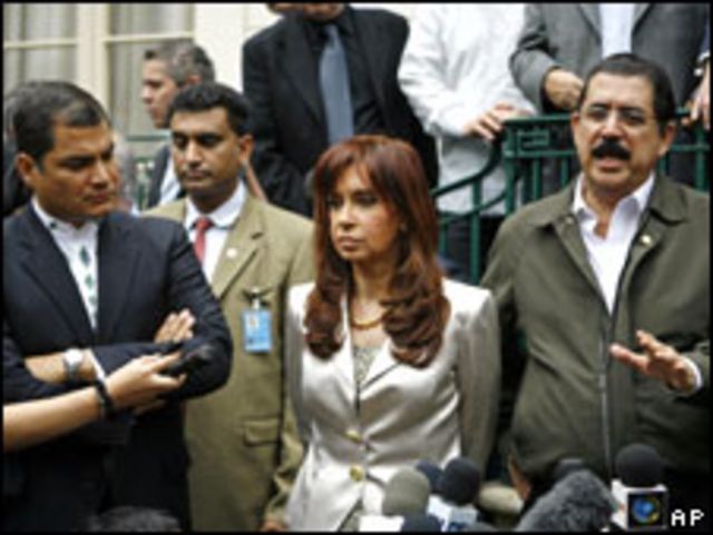 رءيس الإكوادور ونظيرته الأرجنتينية مع رئيس هندوراس المخلوع بواشنطن (05/07/09)