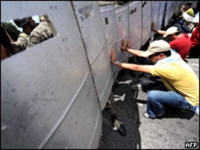 متظاهرين من أنصار رئيس هوندوراس المخلوع (05/07/09)
