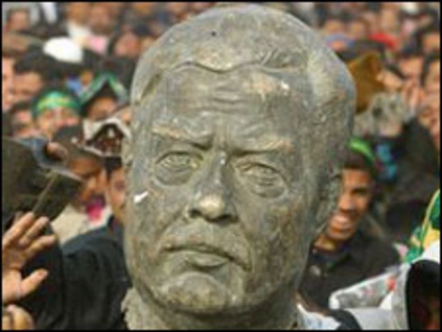 تمثال لصدام حسين