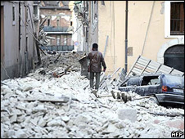 Pueblo italiano de L'Aquila durante el terremoto.