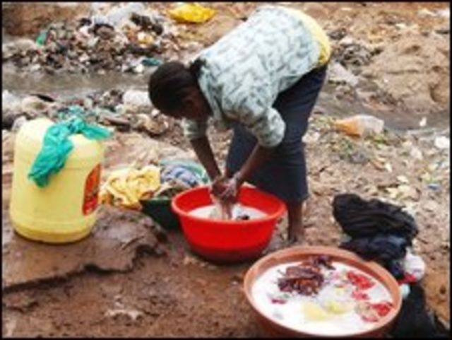Una mujer lavando en Kenia