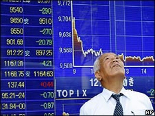 Hombre de negocios japonés mira los datos de la bolsa de Tokio.