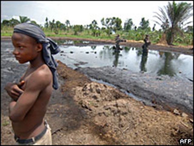 Pozo de petróleo abandonado en Nigeria 