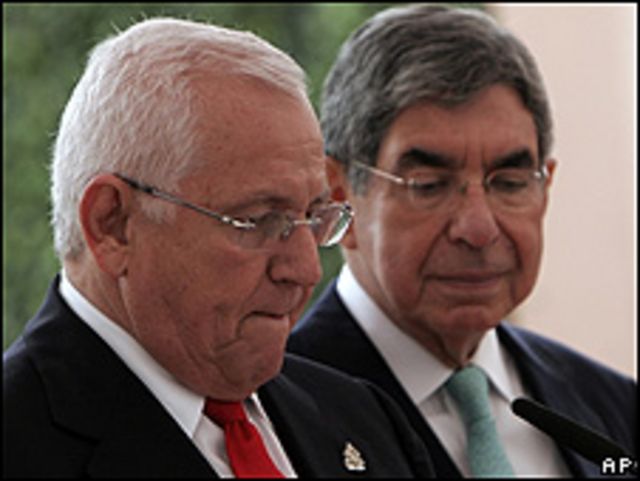 Roberto Micheletti (izq.) y  Oscar Arias