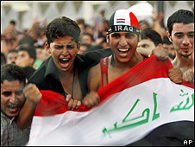 Aficionados iraquíes celebran la victoria de su equipo