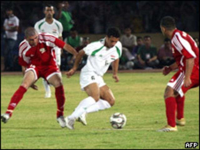 Salih Sadeer (centro), de la selección iraquí, entre dos jugadores palestinos