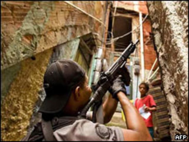 Policía vigilando una favela.