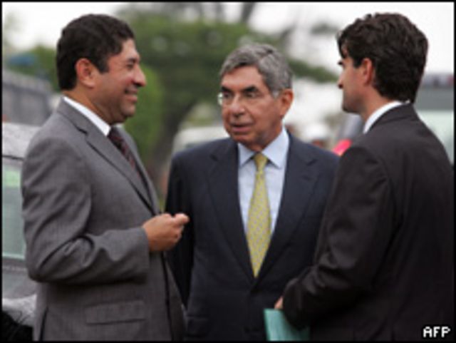 El presidente de Costa Rica, Óscar Arias habla con la delegación de Manuel Zelaya