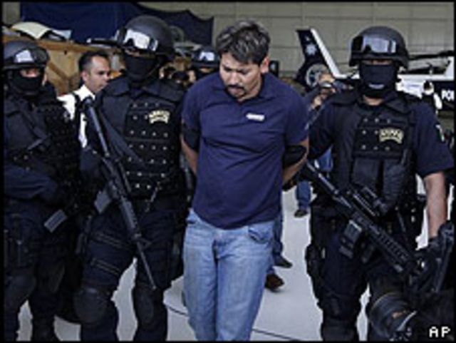 Policía mexicana escolta a Arnoldo Rueda Medina, “La Minsa”