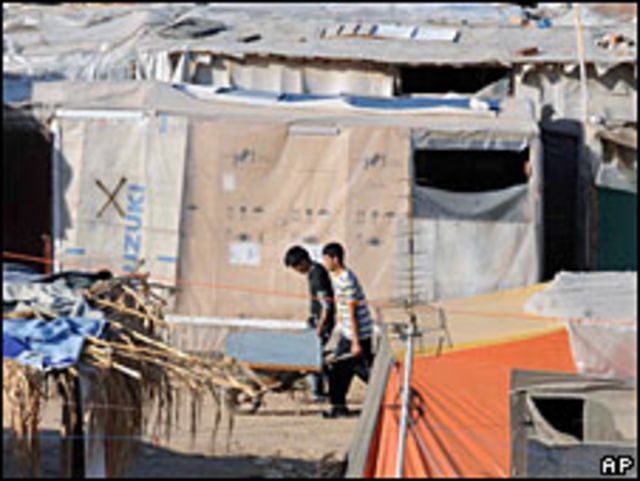 Inmigrantes en asentamiento provisorio en Patras