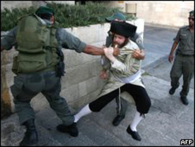 يهودي متدين يشتبك مع شرطي