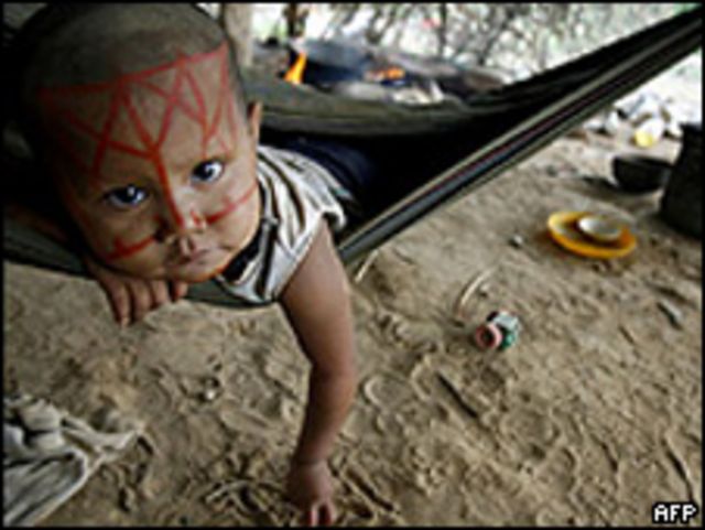 Niño indígena desplazado en Colombia