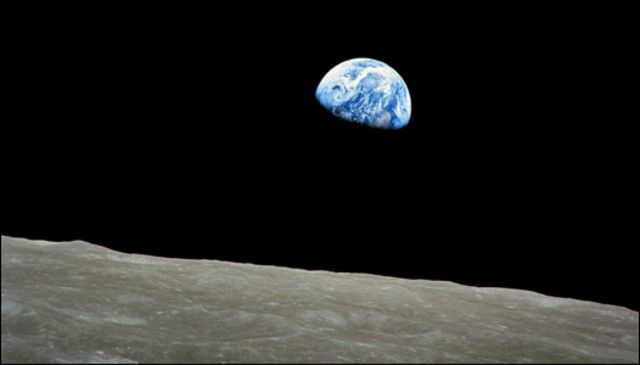 Imagen de la Tierra asomándose por el horizonte de la Luna, vista por la tripulación del Apolo 8
