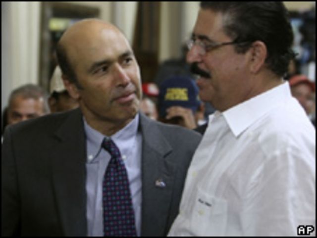 Hugo Llorens junto a Manuel Zelaya