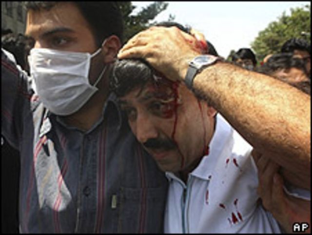 Imagen tomada por un fotógrafo externo a la agencia AP de las protestas acontecidas en Teherán el 17 de julio de 2009.