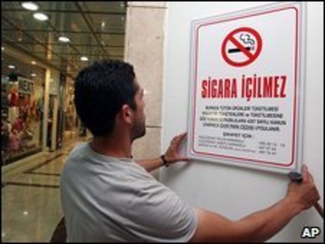 شخص يعلق لوحة كتب عليها ممنوع التدخين بإسطنبول (16/07/09)