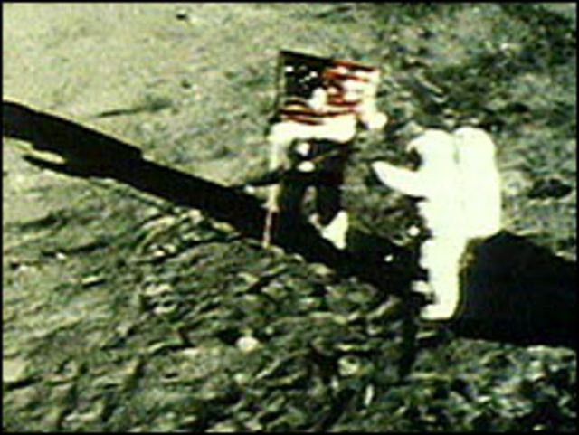 Dua warga Amerika Serikat mendarat di Bulan dalam proyek Apollo.