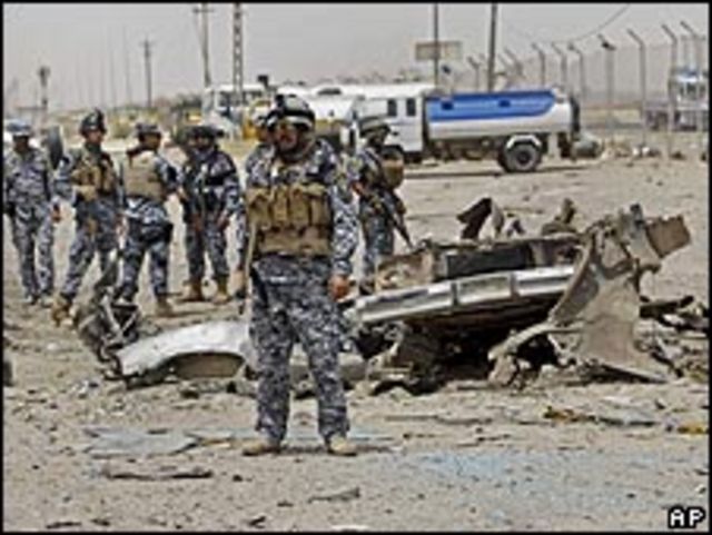 قوات عراقية في موقع انفجار بالدورة