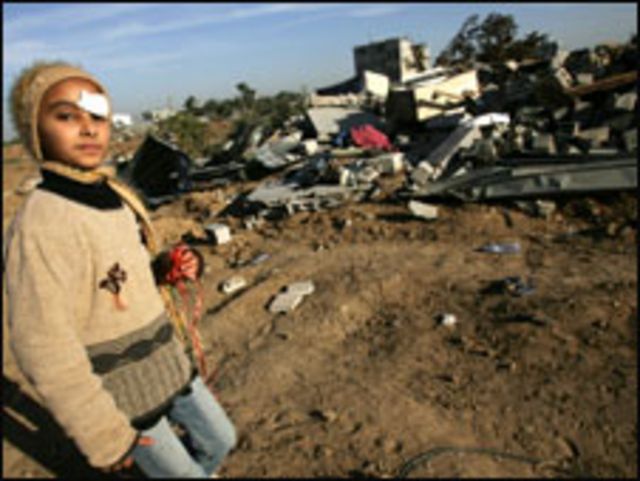 طفلة تمر بأنقاض مباني في غزة