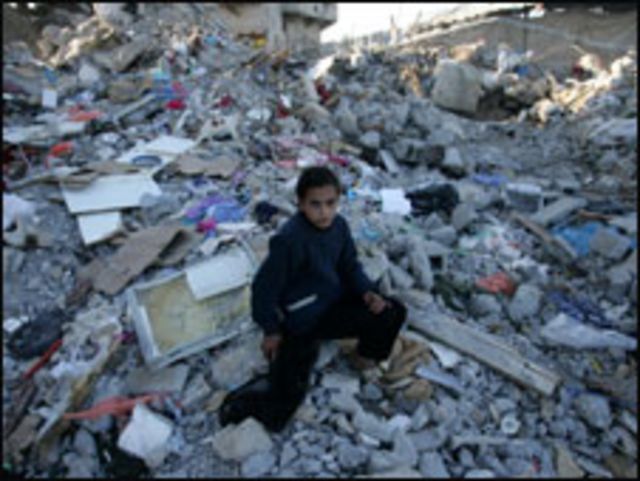 طفلة من غزة تمر عبر المباني المدمرة