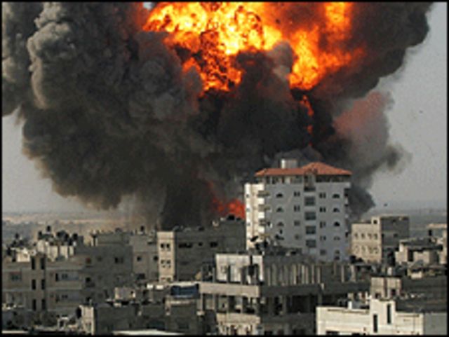 اسرائيل شنت غارات جوية على قطاع غزة مما أدى إلى تدمير منازل