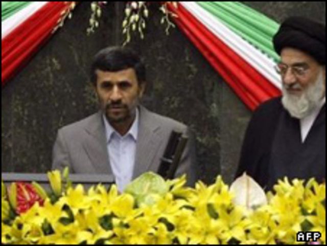 محمود احمدی نژاد در مراسم تحلیف کنار رئیس قوه قضاییه