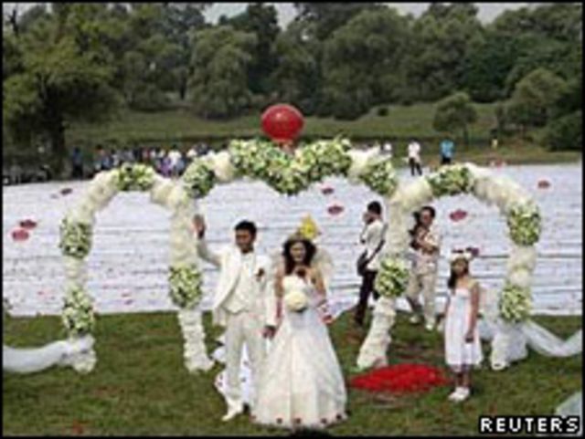 Más de  metros de vestido de novia - BBC News Mundo