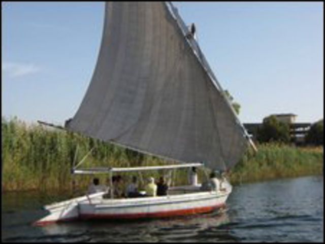 قارب في النيل