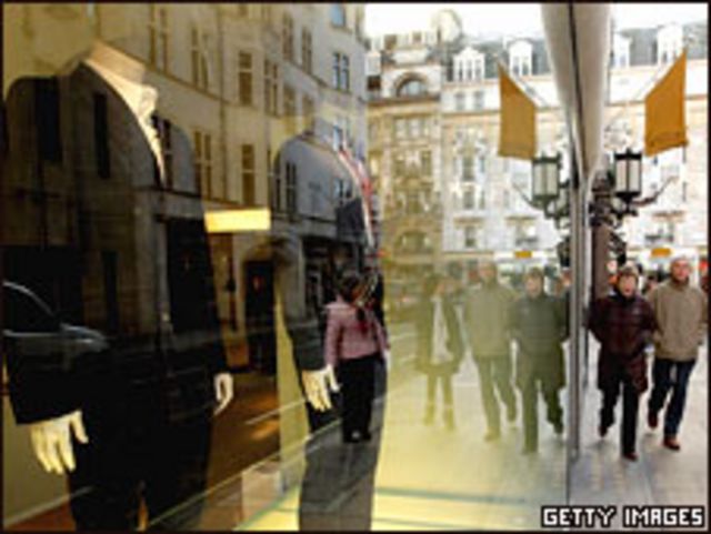 Люди идут мимо витрины магазина на Бонд-стрит в Лондоне